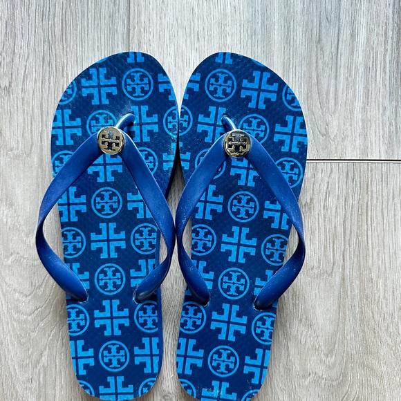 Tory Burch Blue Logo Flip Flops - Picture 1 of 3